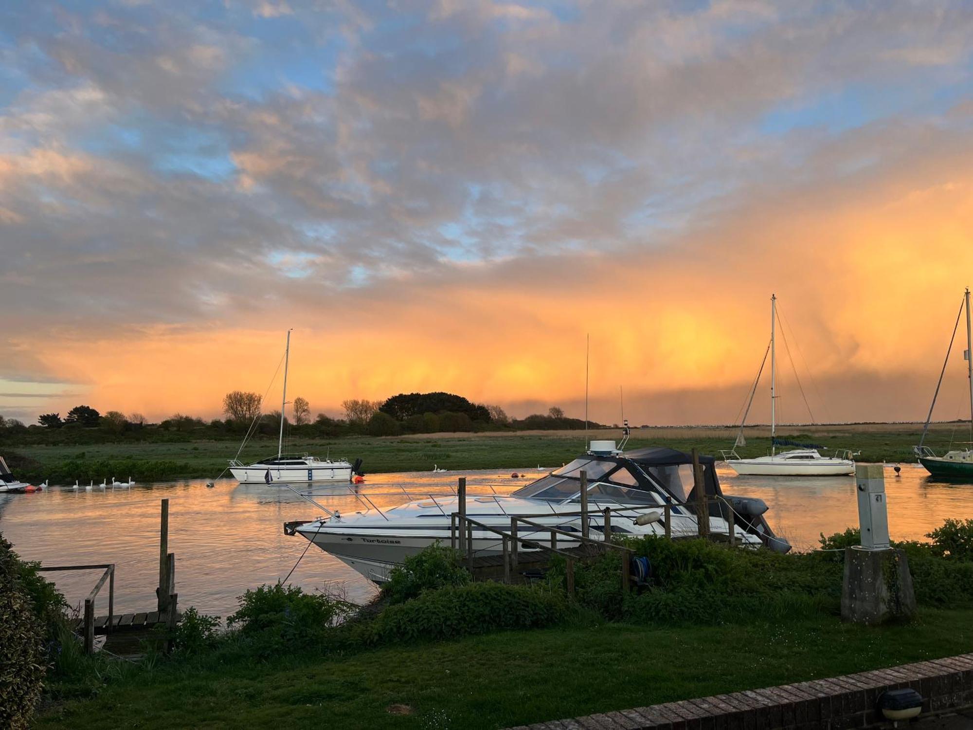 Hot Tub With A View - Christchurch Harbour Exterior photo