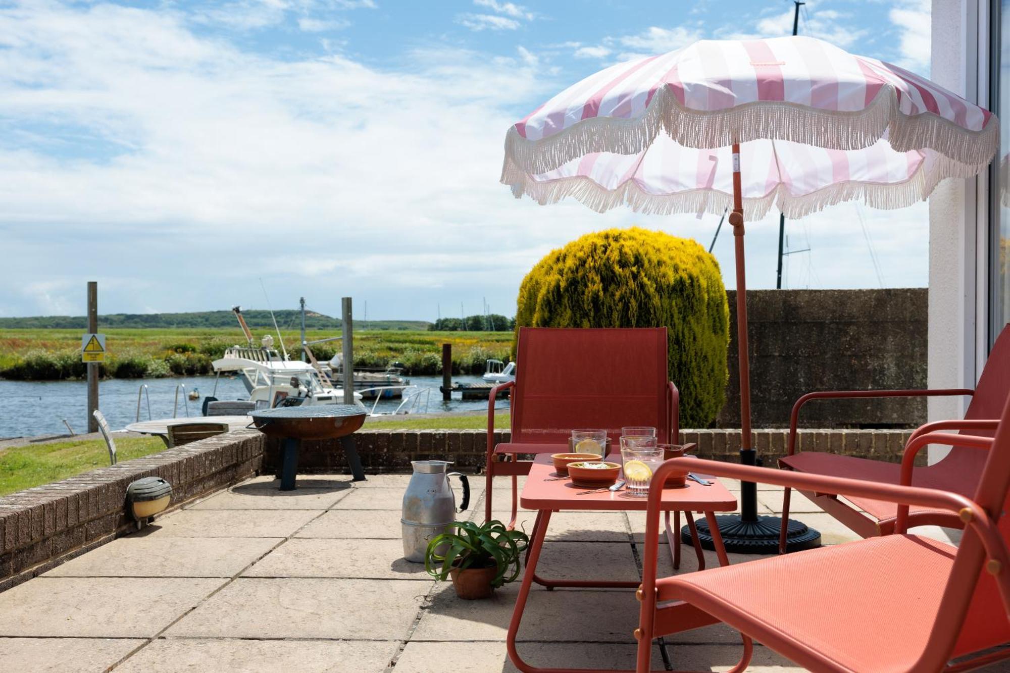 Hot Tub With A View - Christchurch Harbour Exterior photo