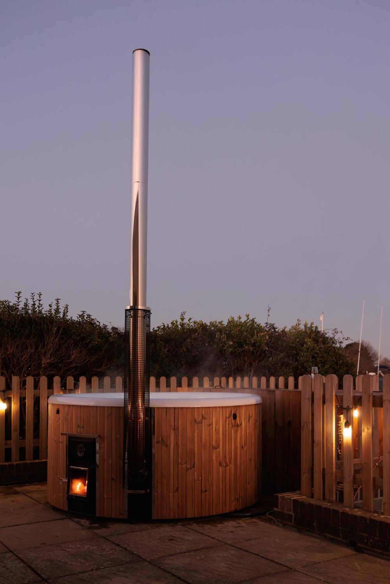 Hot Tub With A View - Christchurch Harbour Exterior photo