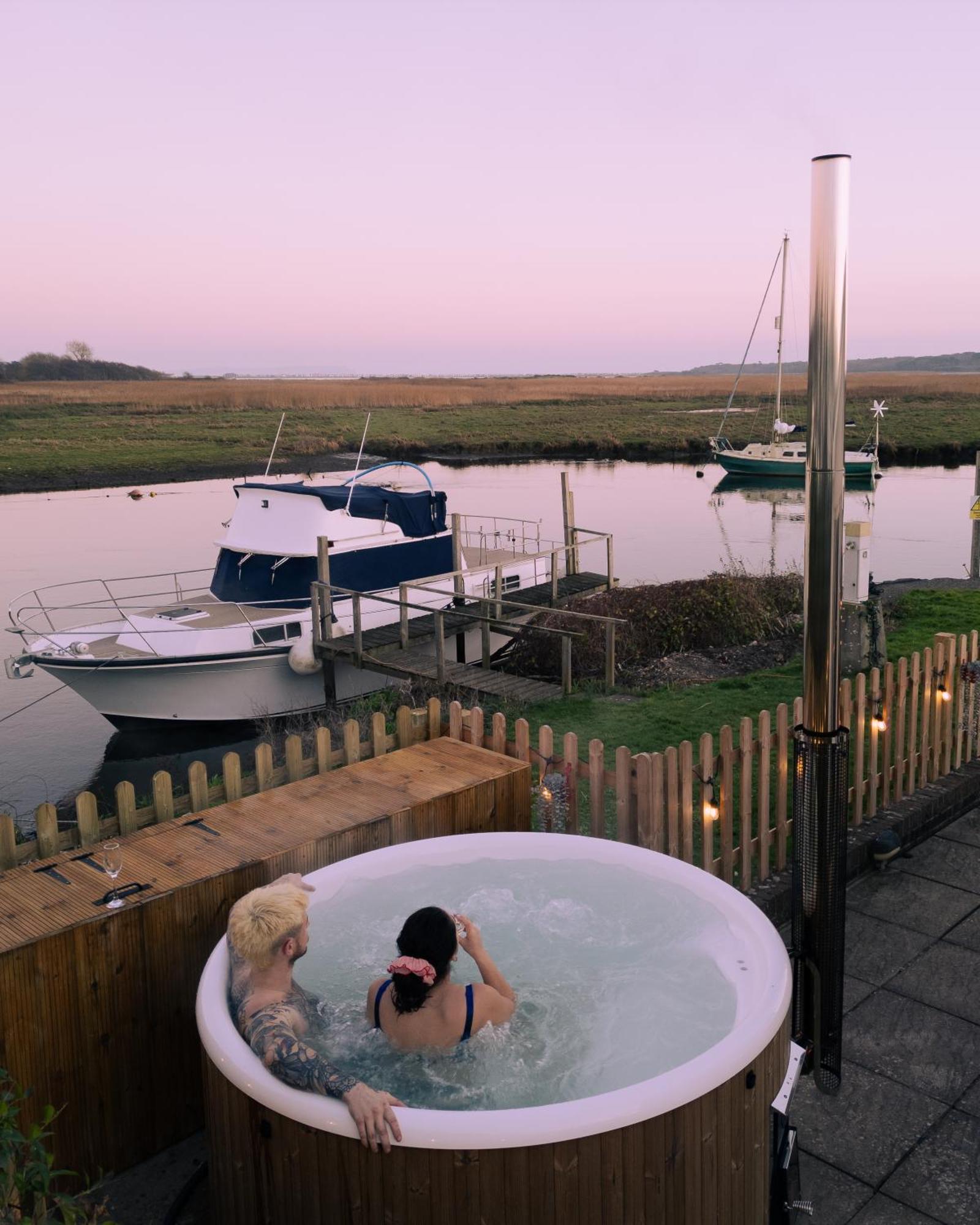 Hot Tub With A View - Christchurch Harbour Exterior photo
