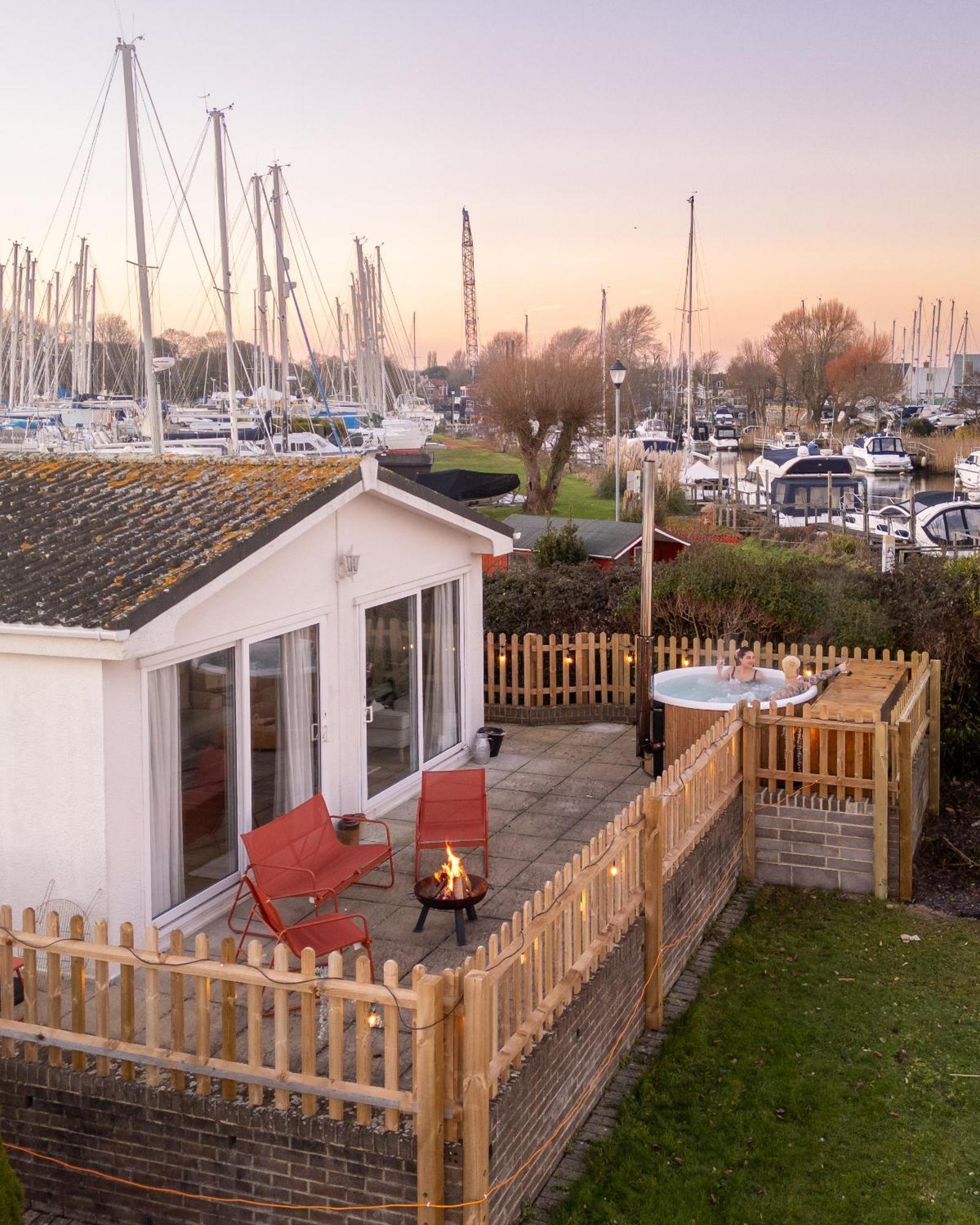 Hot Tub With A View - Christchurch Harbour Exterior photo